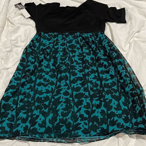 NWT- Essentials by A.B.S. - 10 - Picture 2 of 10